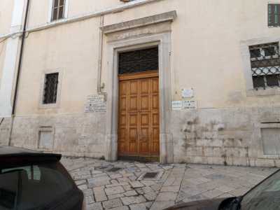 ...quelli laterali sono pi� sobri e conservano ancora le targhe delle varie associazioni ospitate un tempo nell�edificio